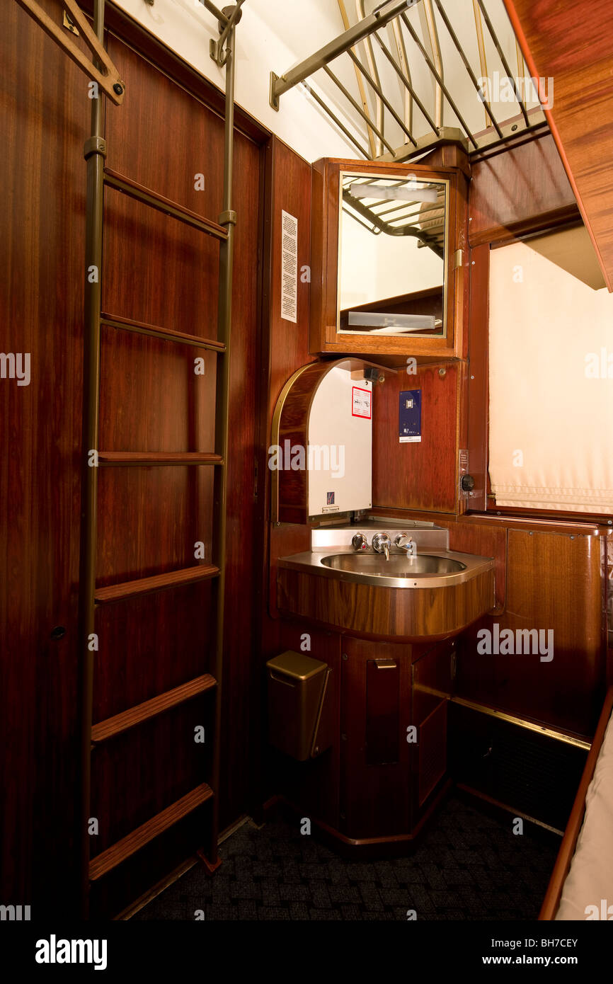 Robinet dans une cabine de première classe d'une voiture-lits des chemins de fer roumains Banque D'Images