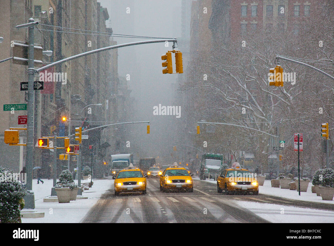 Les taxis de Manhattan, pendant une tempête, New York City Banque D'Images