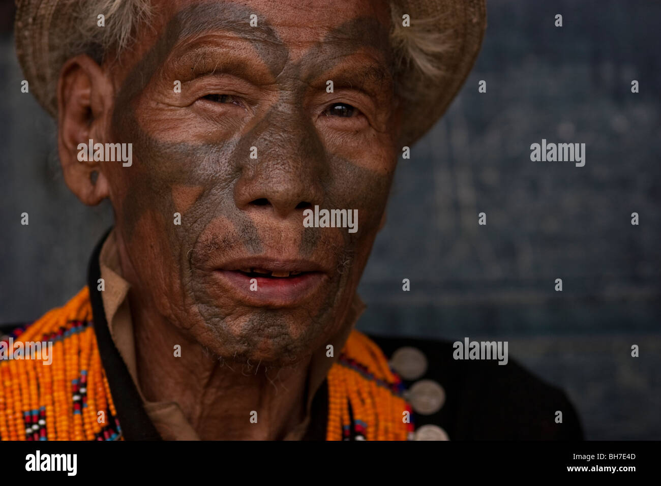 Homme Konyak avec visage traditionnel tatouage, mon district, Nagaland, Inde Banque D'Images