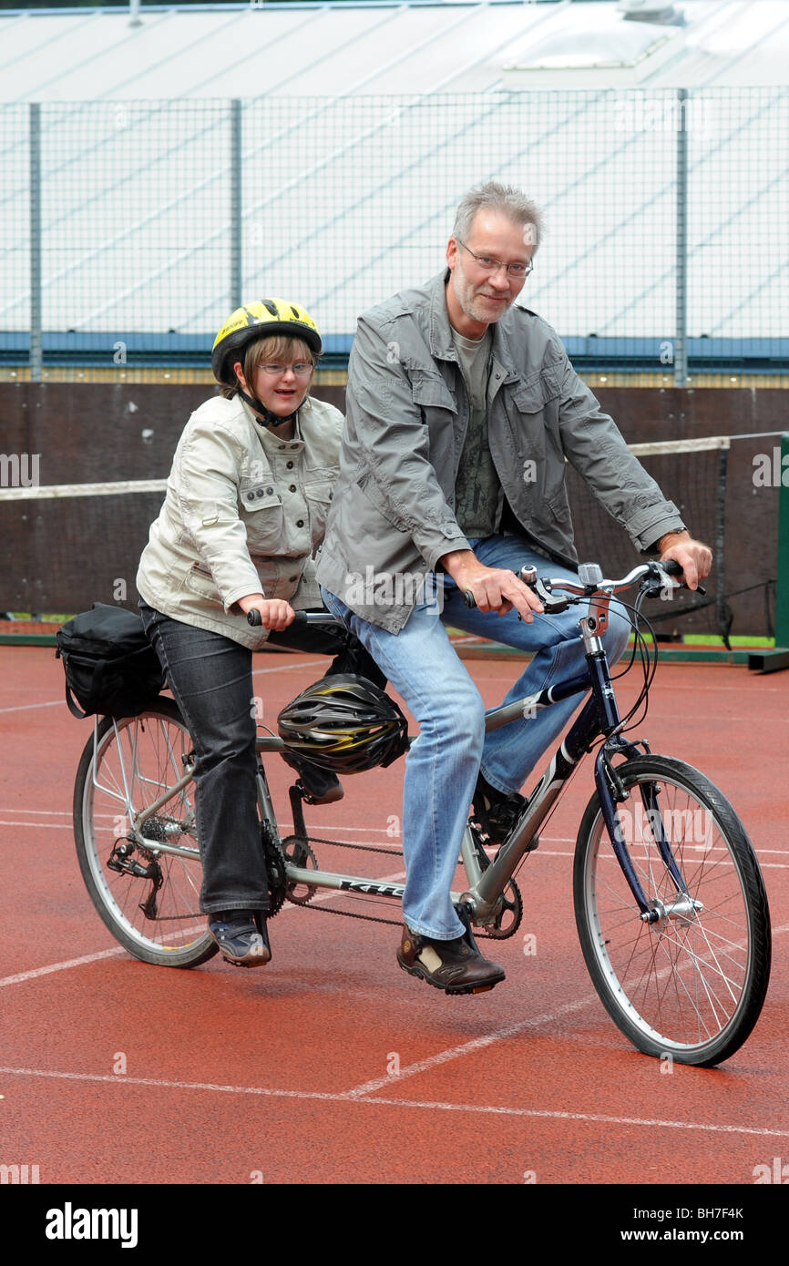 Une des femmes avec des troubles d'apprentissage a un rendez-vous à l'équitation, un tricycle, dans le cadre d'un sport capacité jour Yorkshire du Nord. MODEL RELEAS Banque D'Images