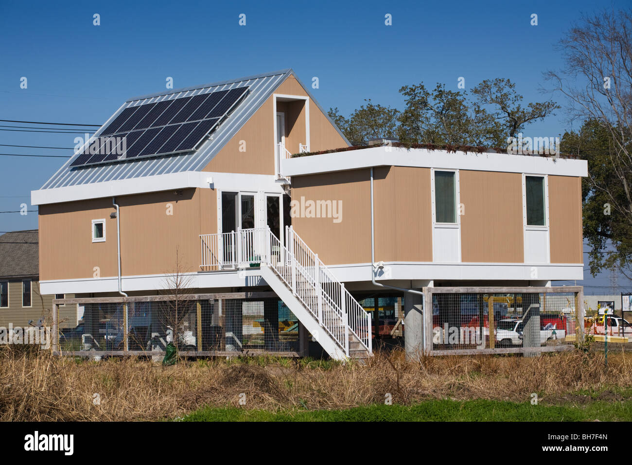 Maisons solaires sur pilotis est construit par Brad Pitt Make it Right Foundation abaisser Ninth Ward de la Nouvelle-Orléans, Louisiane Banque D'Images