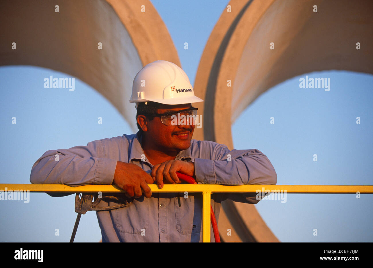 Un employé d'origine mexicaine Hanson Pipe & Products, à Grand Prairie, Texas, USA. Banque D'Images