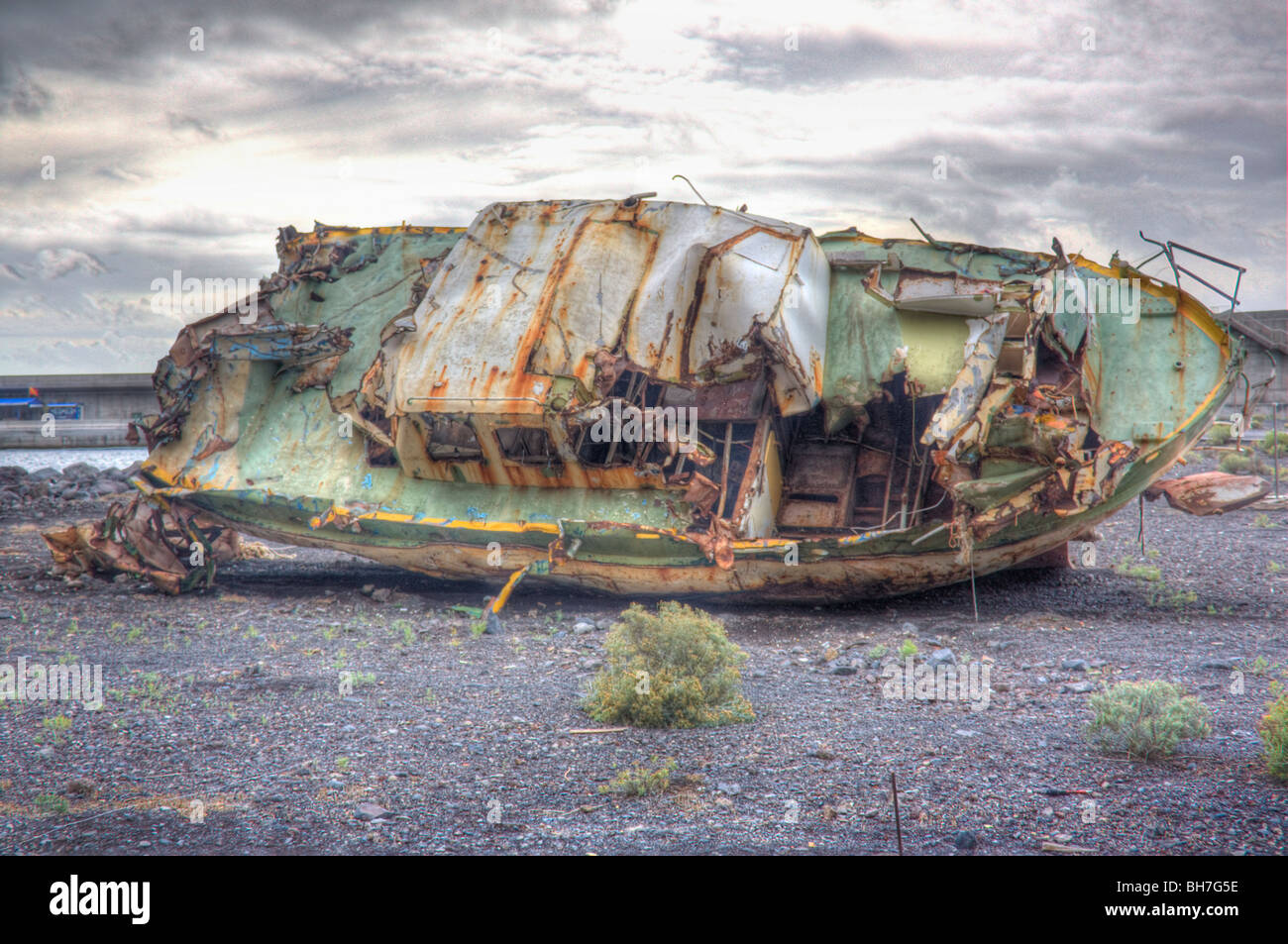 Vieux bateau rouillé abandonné près d'un port. Vueltas domaine de Valley Gran Rey, La Gomera, Canary Islands Banque D'Images
