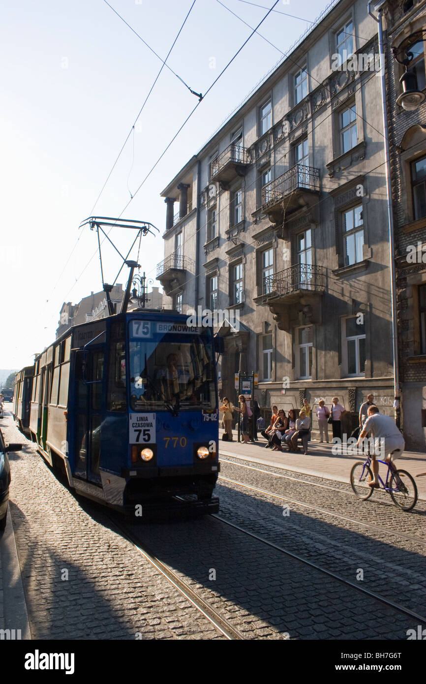 Nombre 75 tram bleu les czasowa sur de bronowice arrive dans la vieille ville de Cracovie sur l'après-midi ensoleillé de septembre 2005 Banque D'Images