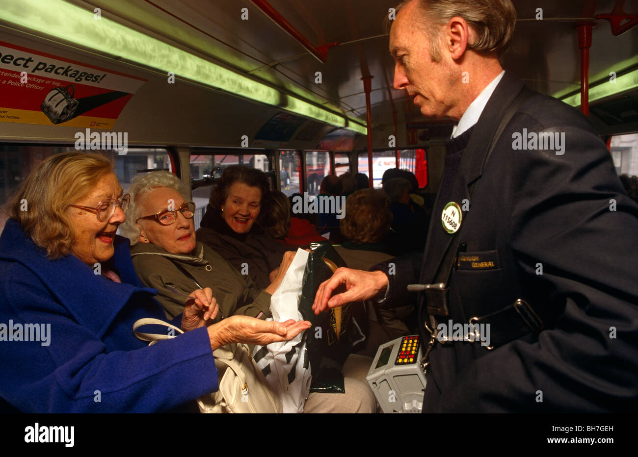 L'orchestre sur un classic Routemaster bus Londres, recueille des tarifs à partir de smiling passagers dans le centre de Londres. Banque D'Images
