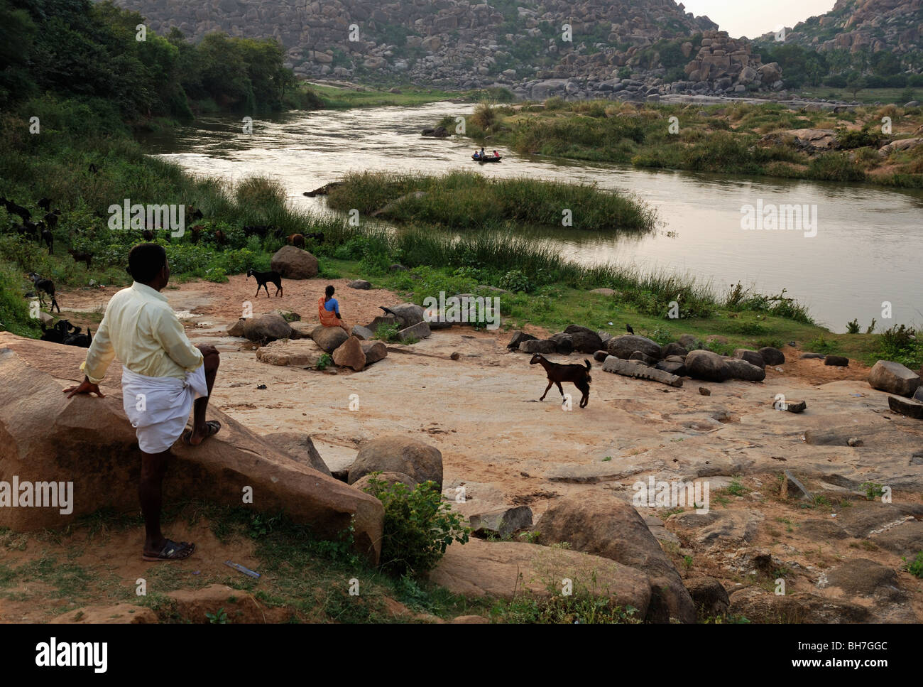 Les chèvres et les gens de la rivière Tungabhadra dans Hampi, Inde. Banque D'Images
