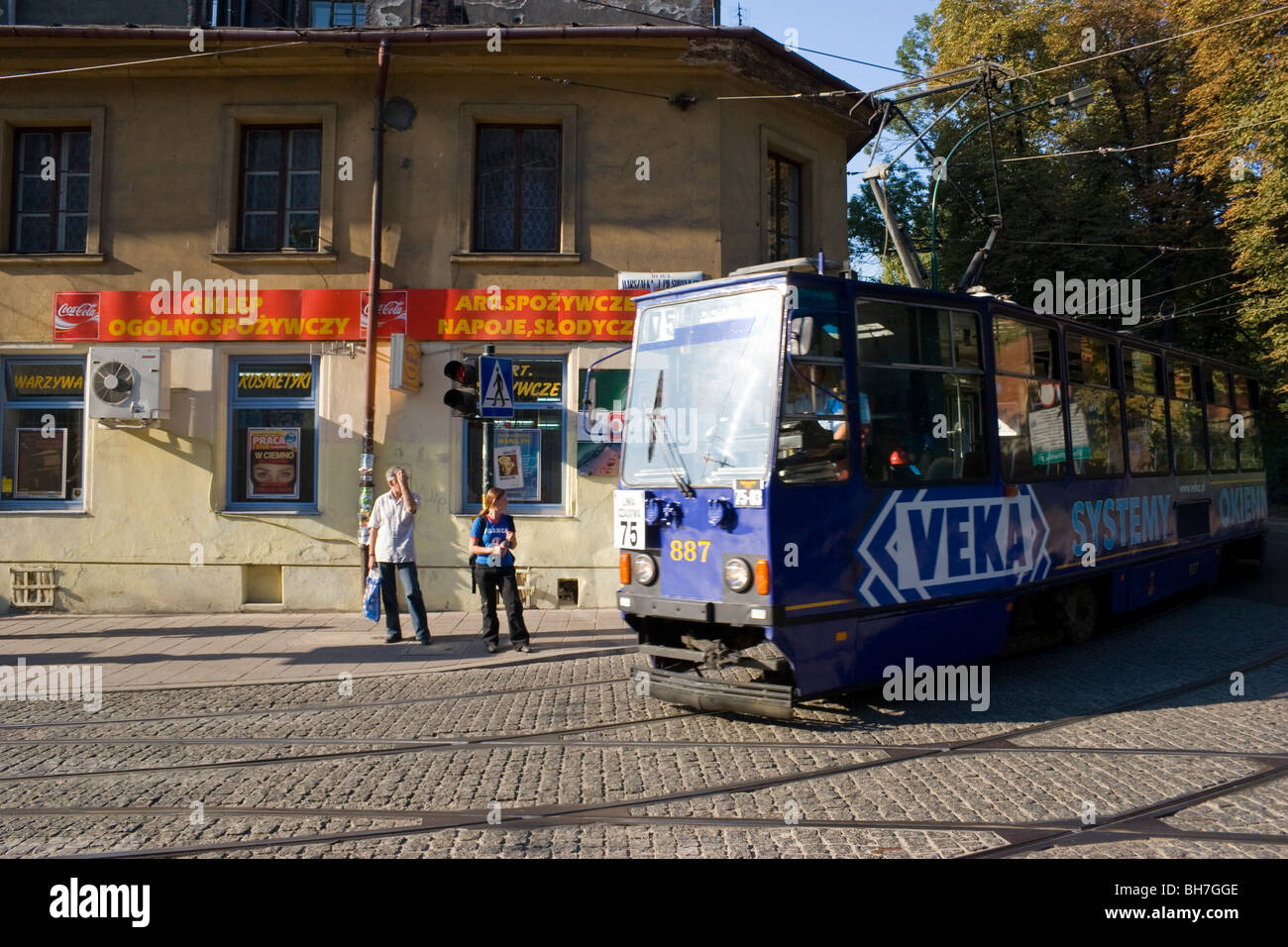Numéro 75 bleu les feuilles czasowa tram sur la vieille ville de Cracovie sur l'après-midi ensoleillé de septembre 2005 Banque D'Images