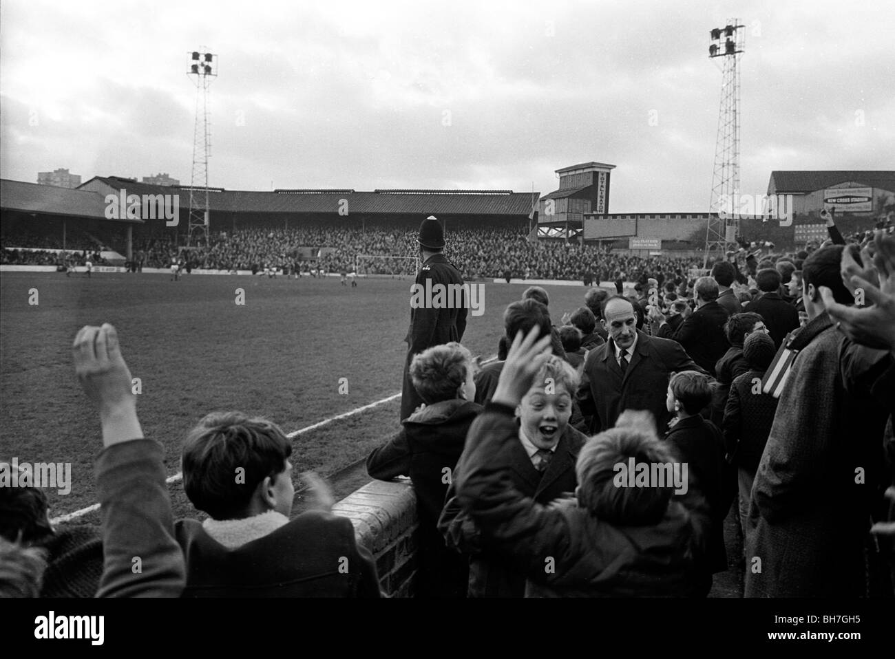 La foule de fans à la Den qui a aidé à Millwall FC jouer 59 matchs à domicile en 1964-1967 une ligne sans pertes. Banque D'Images