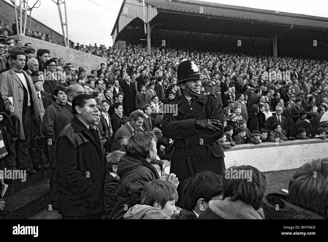 La foule de fans à la Den qui a aidé à Millwall FC jouer 59 matchs à domicile en 1964-1967 une ligne sans pertes. Banque D'Images