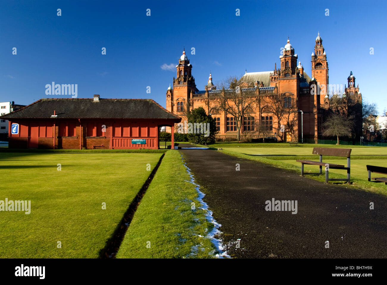 Kelvingrove Art Gallery and Museum et bowling club immeuble, vue depuis le parc de Kelvingrove, Glasgow, Ecosse Banque D'Images