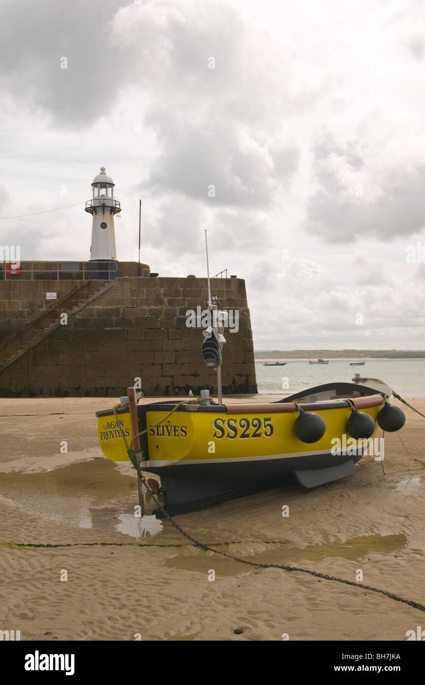 Bateau phare et de la jetée St Ives en Cornouailles Banque D'Images