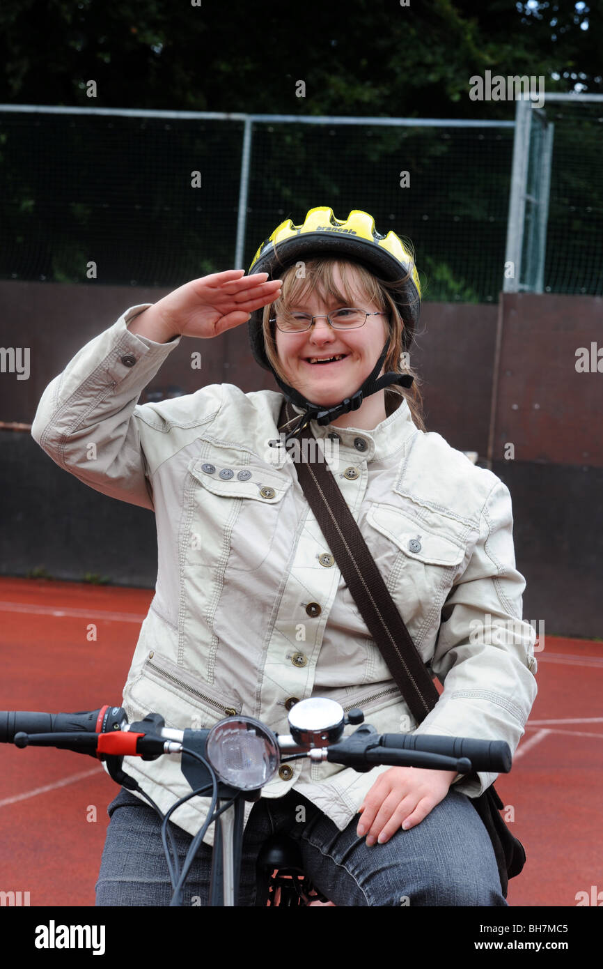 Une des femmes avec des troubles d'apprentissage a un rendez-vous à l'équitation, un tricycle, dans le cadre d'un sport capacité jour Yorkshire du Nord. MODEL RELEAS Banque D'Images