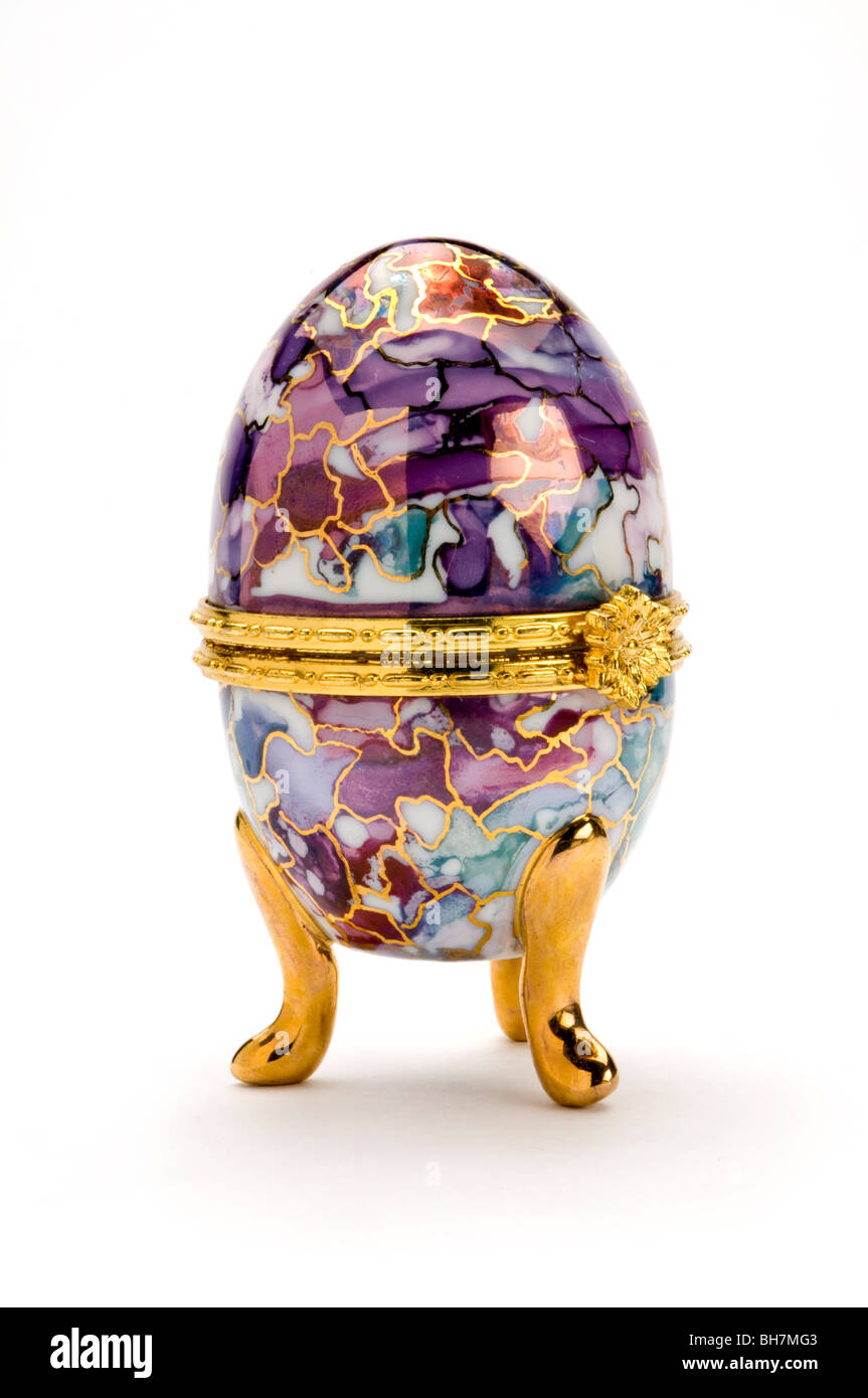 Oeuf sur jeweled white Banque D'Images