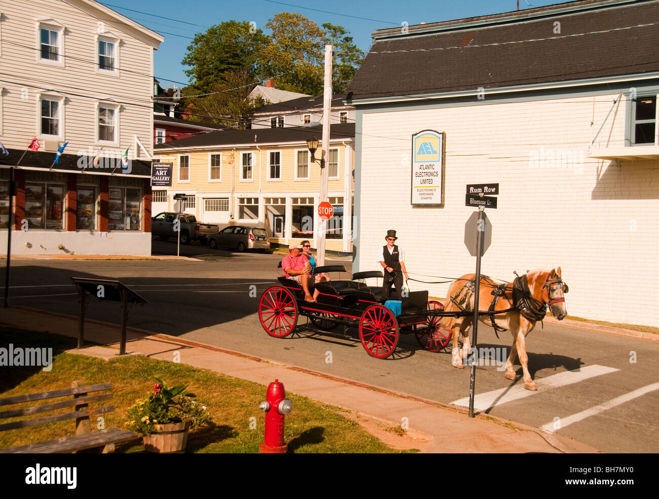La Nouvelle-Écosse, Lunenburg, Lunenburg par tour de buggy à cheval sur le rhum row street, Patrimoine Mondial de l'UNESCO Site Banque D'Images