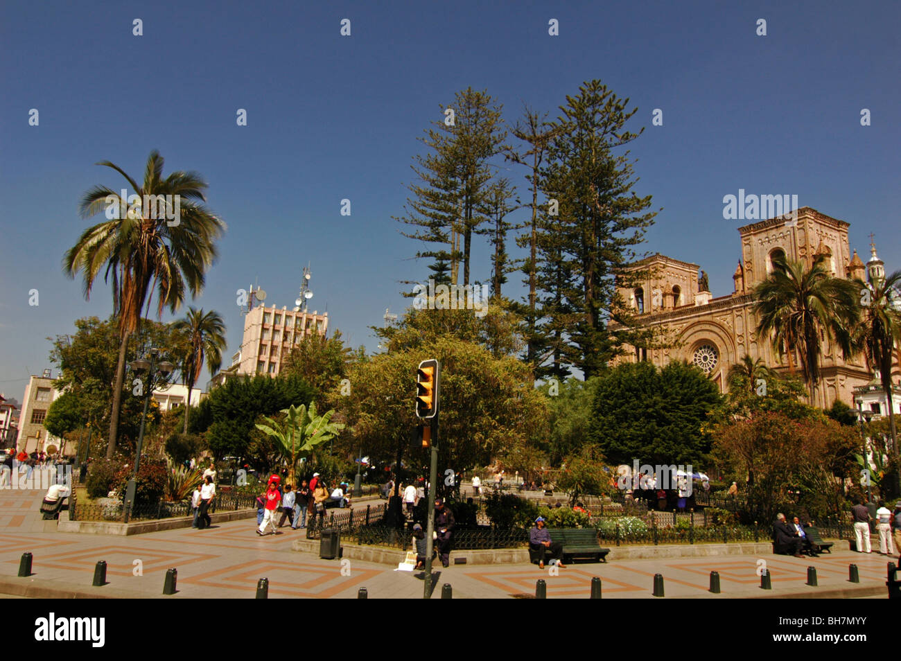 L'Equateur, Cuenca, plaza de armas ou le parc Abdon Calderon avec la nouvelle cathédrale ou la Cathédrale de l'Immaculée Conception à Banque D'Images