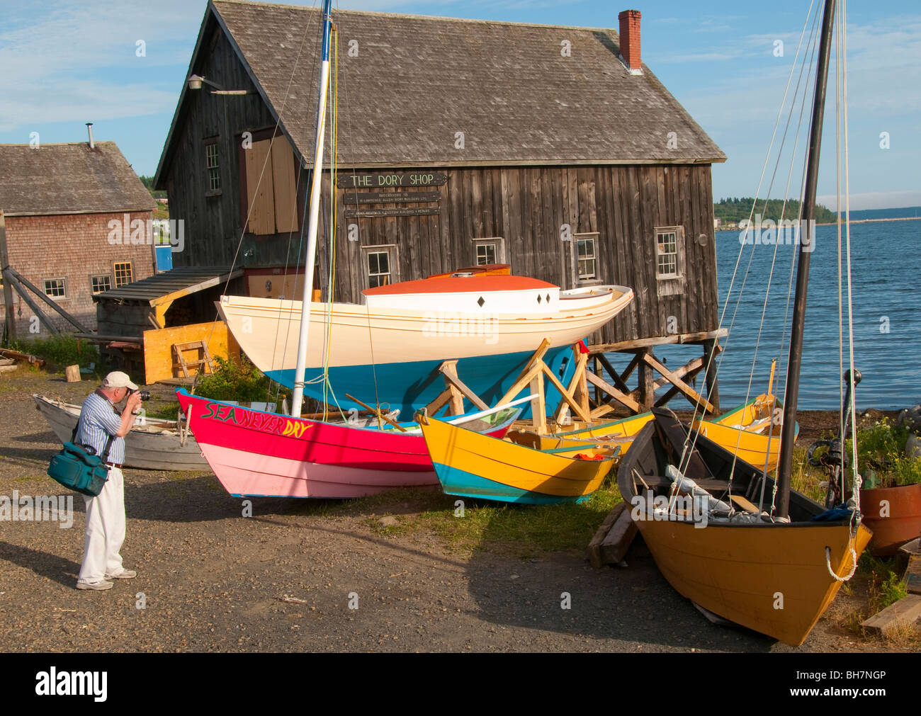 La Nouvelle-Écosse, Lunenburg, photographe à prendre des photos des bateaux colorés. La Boutique du port de Lunenburg, Canada atlantique Banque D'Images