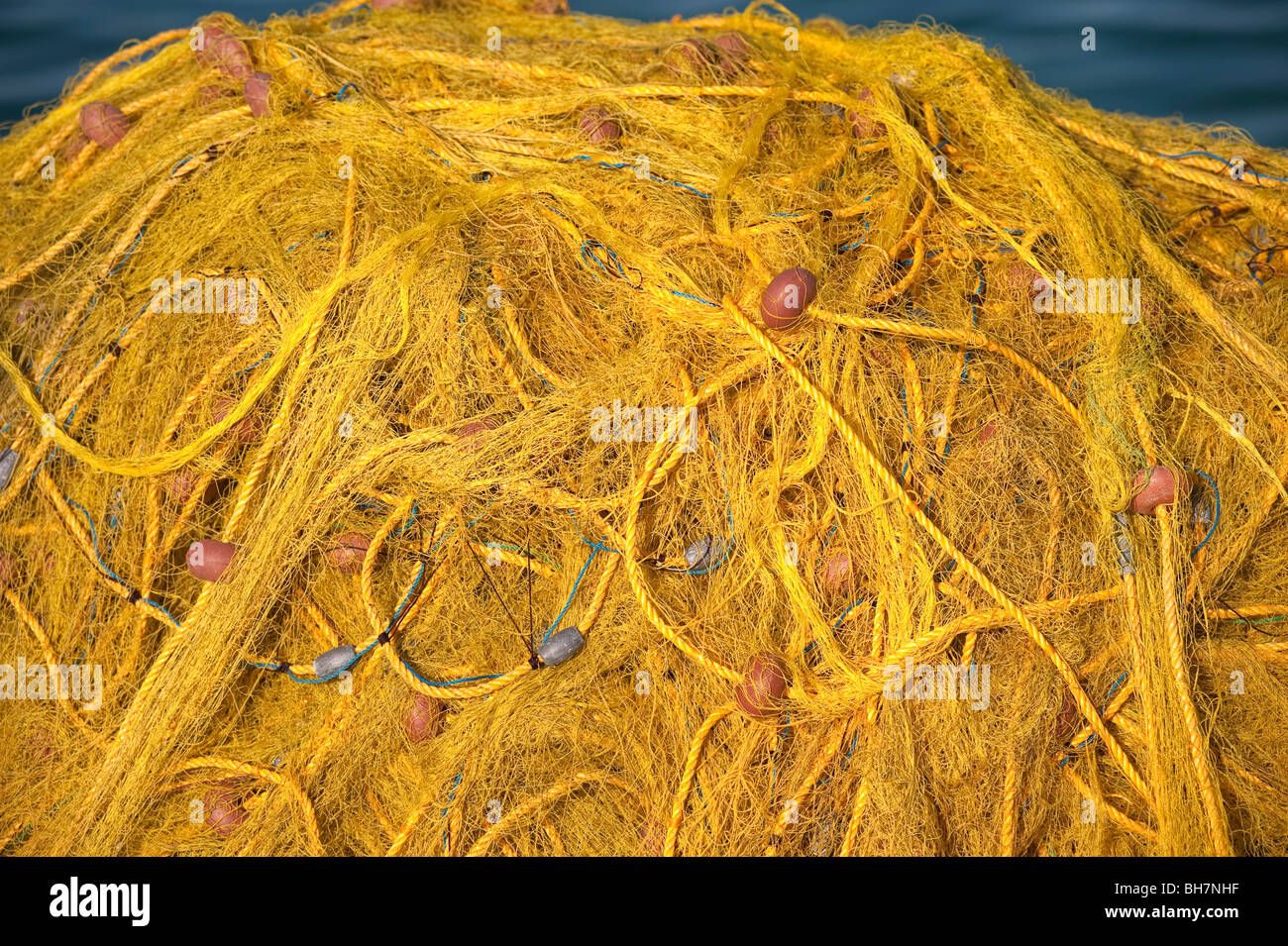 Filets de pêche jaune, Naxos, Grèce. Banque D'Images