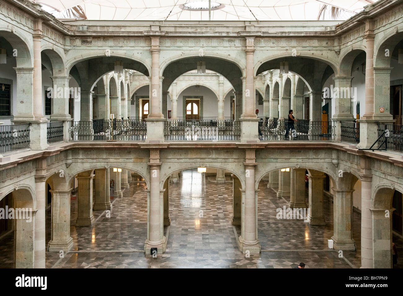 Bien éclairé, cour intérieure à l'intérieur de style néo-classique en pierre Palais des Gouverneurs maintenant utilisé principalement comme le Mexique Oaxaca musée Banque D'Images