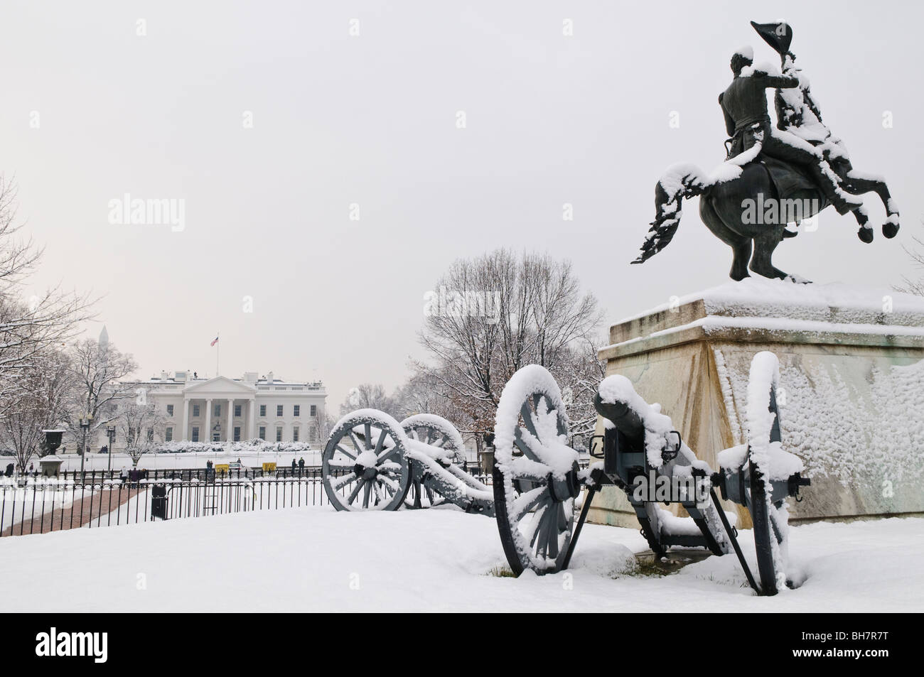 WASHINGTON DC, Etats-Unis - une statue du président Andrew Jackson, entouré de canons, à Lafayette Park couvert de neige fraîche. Dans l'arrière-plan, à gauche du châssis, est la Maison Blanche. Avec cette statue dans le centre du parc, il était connu sous le nom de Jackson Park. Banque D'Images WASHINGTON DC, Etats-Unis - une statue du président Andrew Jackson, entouré de canons, à Lafayette Park couvert de neige fraîche. Dans l'arrière-plan, à gauche du châssis, est la Maison Blanche. Avec cette statue dans le centre du parc, il était connu sous le nom de Jackson Park. Banque D'Images