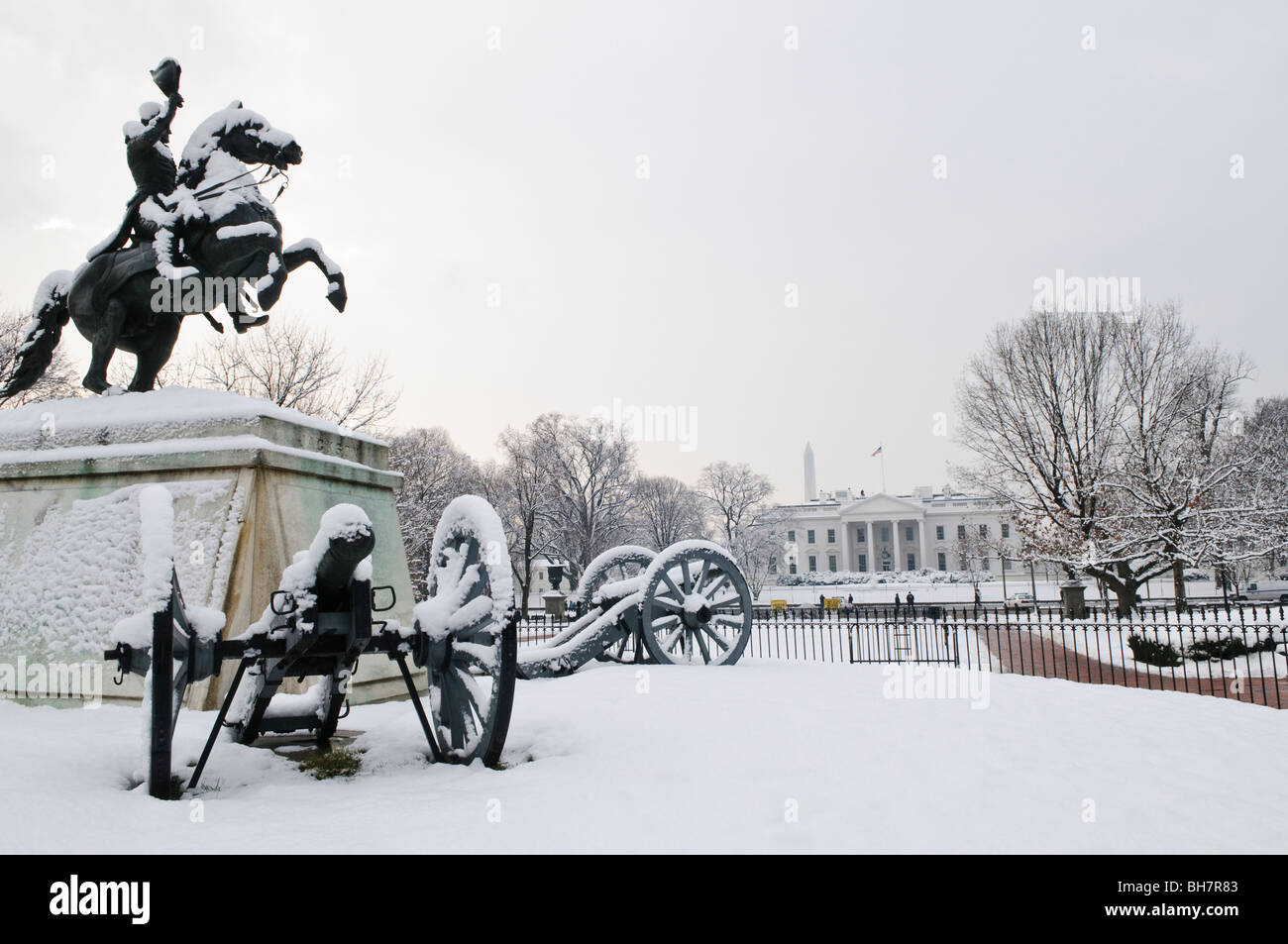 WASHINGTON DC, USA - Statue du président Andrew Jackson dans le parc Lafayette, en face de la Maison blanche dans la neige. Avec cette statue dans le centre du parc, il était connu sous le nom de Jackson Park. Banque D'Images WASHINGTON DC, USA - Statue du président Andrew Jackson dans le parc Lafayette, en face de la Maison blanche dans la neige. Avec cette statue dans le centre du parc, il était connu sous le nom de Jackson Park. Banque D'Images