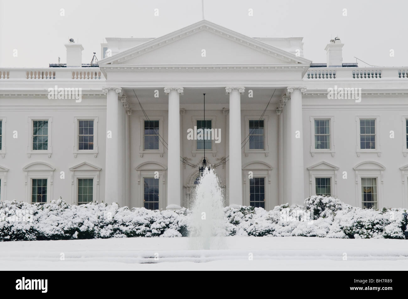 WASHINGTON DC, USA - La Maison Blanche à Washington D.C. après une récente d'importantes chutes de neige qui ont recouvert les motifs et les arbres. Banque D'Images