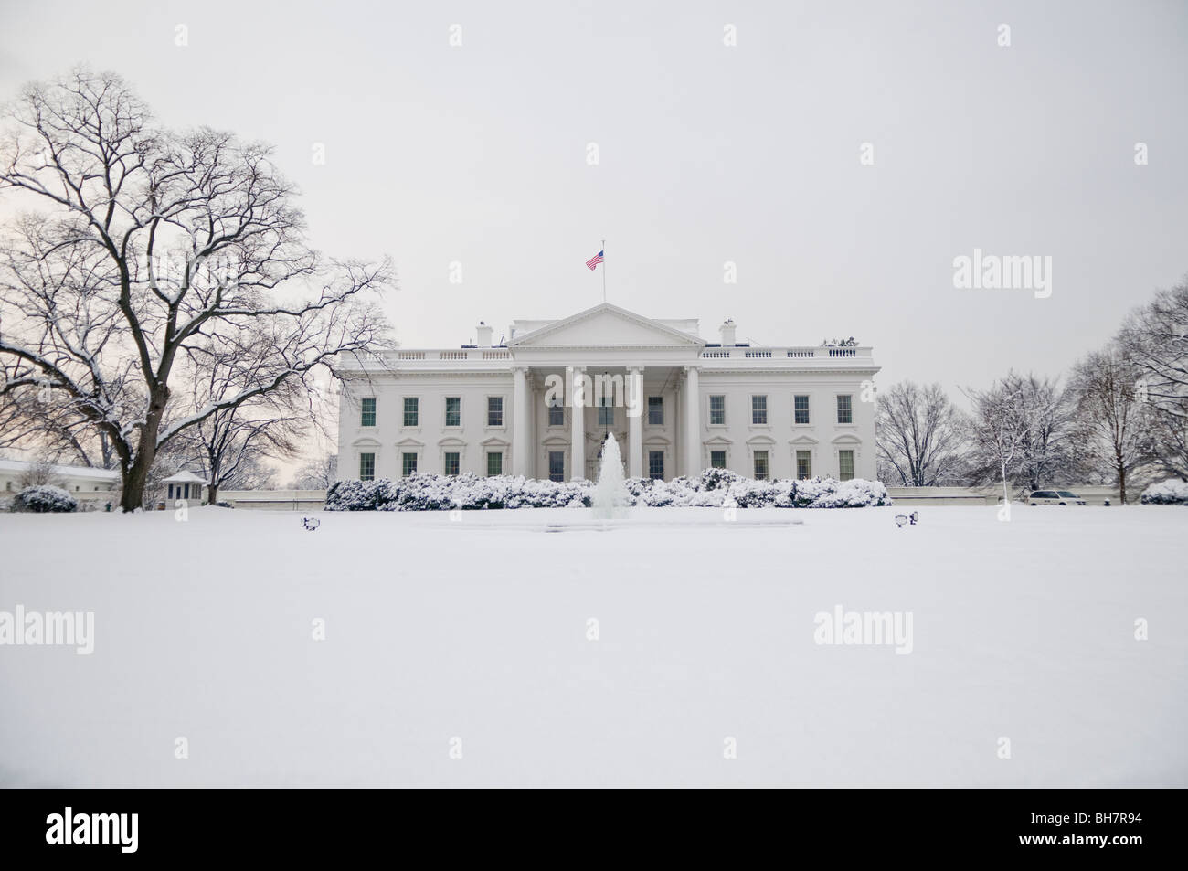WASHINGTON DC, USA - La Maison Blanche à Washington D.C. après une récente d'importantes chutes de neige qui ont recouvert les motifs et les arbres. Banque D'Images