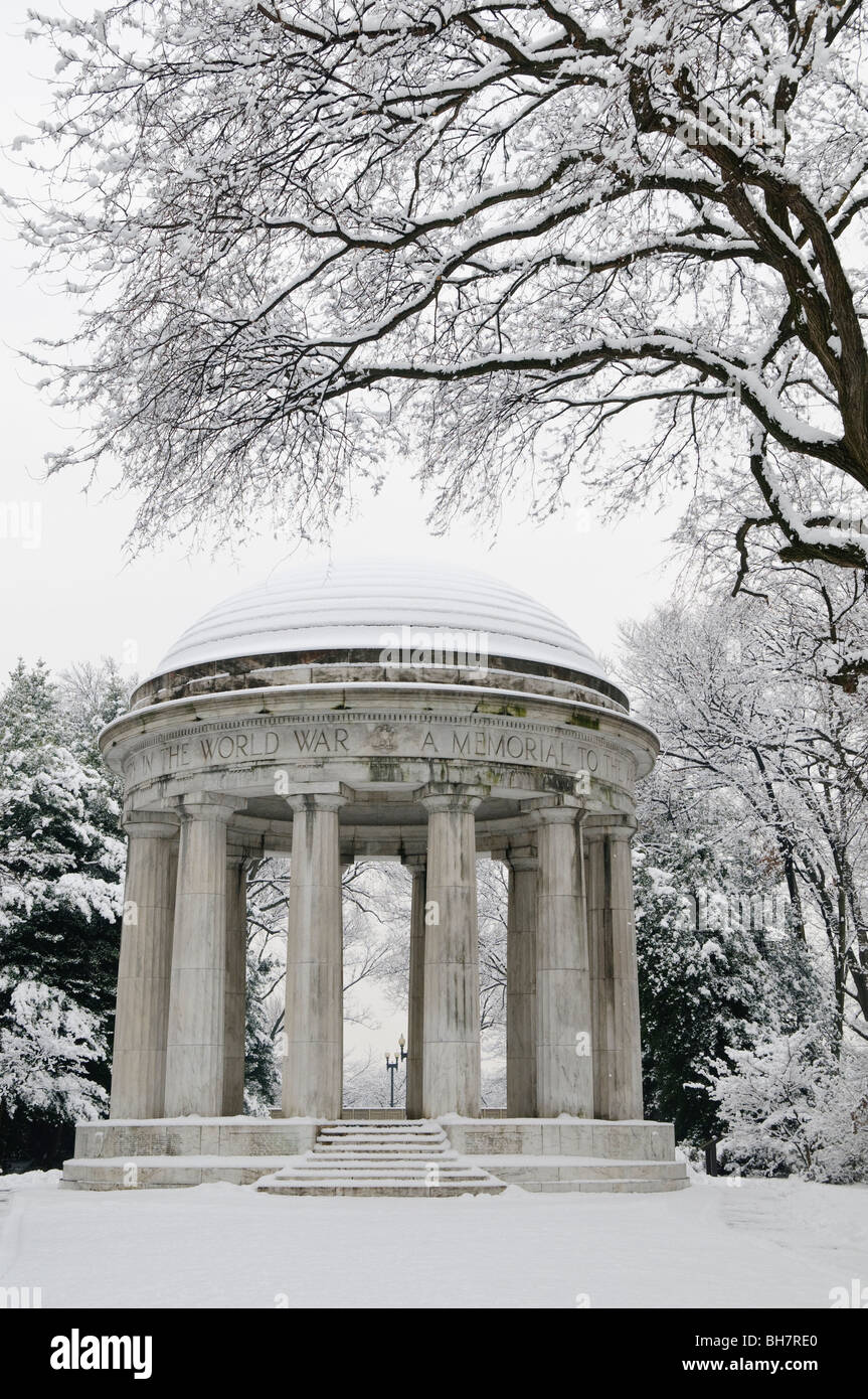 WASHINGTON DC, USA - Le Monument commémoratif de la Première Guerre mondiale sur le National Mall de Washington DC après une grosse tempête de neige. Le monument commémoratif de la Première Guerre mondiale est la seule ville-centric monument sur le National Mall. C'est dédié à l'quelque 26 000 Washingtoniens qui ont servi pendant la Première Guerre mondiale et est parfois désignée sous le nom de DC War Memorial. Banque D'Images
