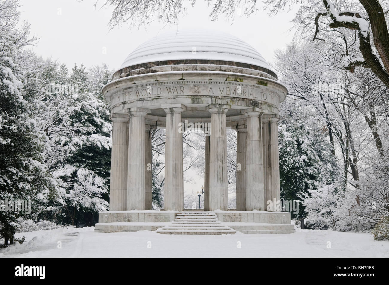 WASHINGTON DC, USA - Le Monument commémoratif de la Première Guerre mondiale sur le National Mall de Washington DC après une grosse tempête de neige. Le monument commémoratif de la Première Guerre mondiale est la seule ville-centric monument sur le National Mall. C'est dédié à l'quelque 26 000 Washingtoniens qui ont servi pendant la Première Guerre mondiale et est parfois désignée sous le nom de DC War Memorial. Banque D'Images