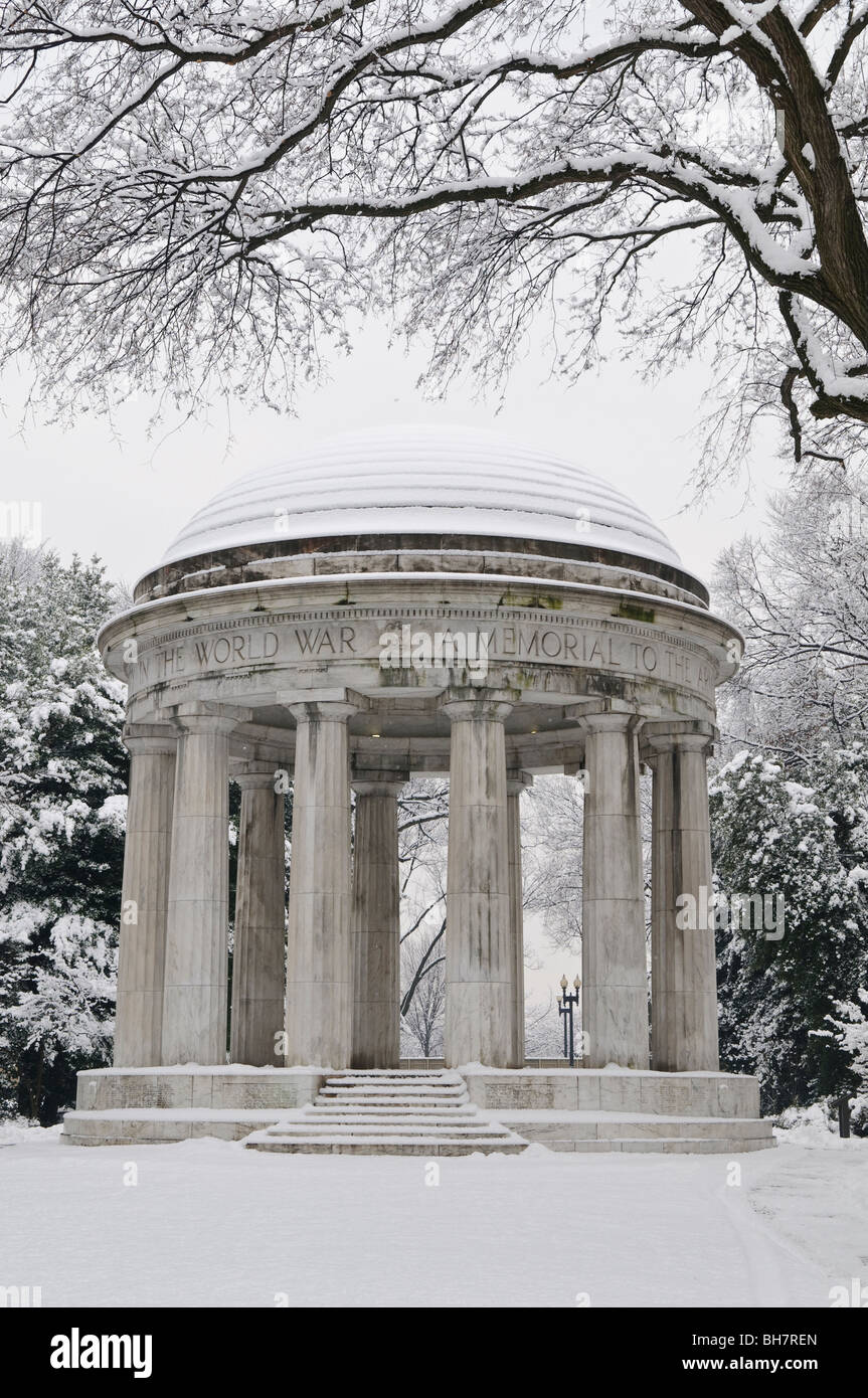Mémorial de la première Guerre mondiale Snow National Mall Washington DC // WASHINGTON DC — le mémorial de la première Guerre mondiale sur le National Mall de Washington DC après une grosse tempête de neige. Le mémorial de la première Guerre mondiale est le seul monument centré sur la ville sur le National Mall. Il est dédié aux quelque 26 000 Washingtoniens qui ont servi pendant la première Guerre mondiale et est parfois appelé le DC War Memorial. Banque D'Images