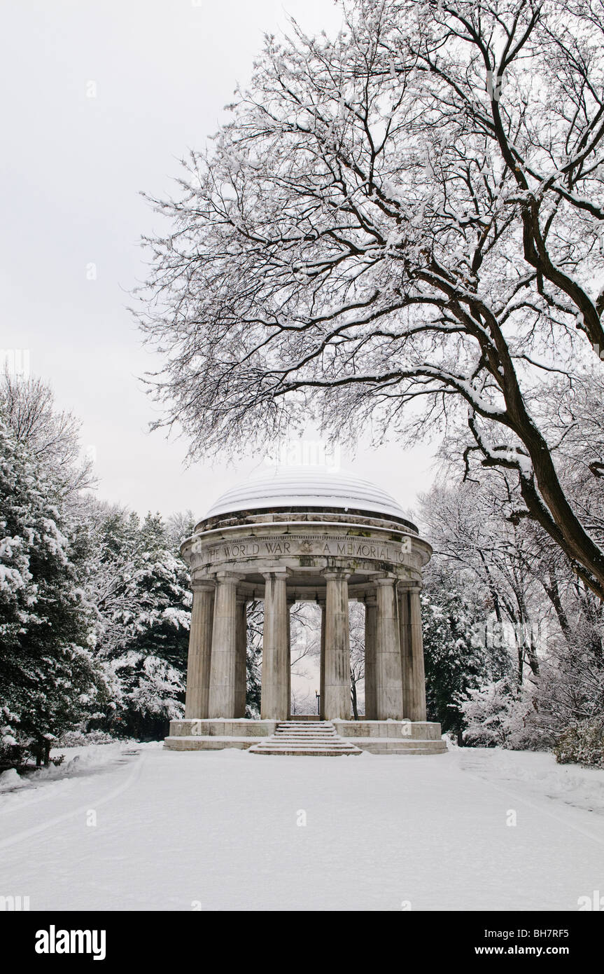 Mémorial de la première Guerre mondiale Snow National Mall Washington DC // WASHINGTON DC, États-Unis — le mémorial de la première Guerre mondiale sur le National Mall de Washington DC après une grosse tempête de neige. Le mémorial de la première Guerre mondiale est le seul monument centré sur la ville sur le National Mall. Il est dédié aux quelque 26 000 Washingtoniens qui ont servi pendant la première Guerre mondiale et est parfois appelé le DC War Memorial. Banque D'Images