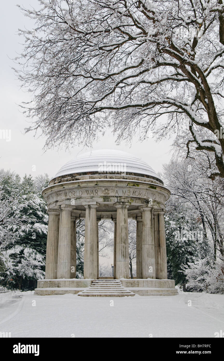 Mémorial de la première Guerre mondiale Snow Washington DC // WASHINGTON DC — le mémorial de la première Guerre mondiale sur le National Mall de Washington DC après une grosse tempête de neige. Le mémorial de la première Guerre mondiale est le seul monument centré sur la ville sur le National Mall. Il est dédié aux quelque 26 000 Washingtoniens qui ont servi pendant la première Guerre mondiale et est parfois appelé le DC War Memorial. Banque D'Images