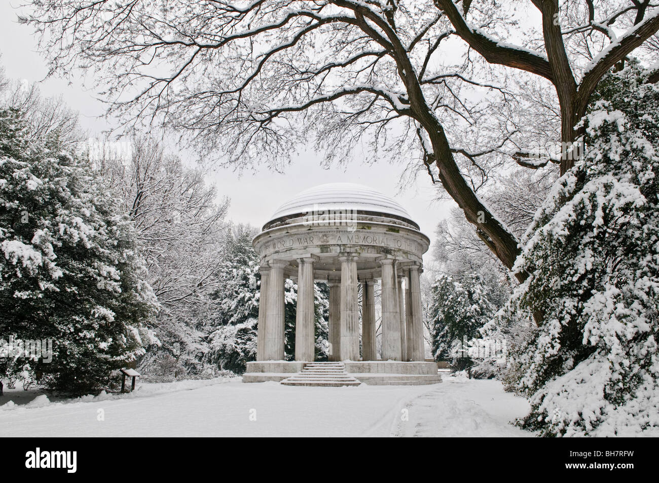 WASHINGTON DC, USA - Le Monument commémoratif de la Première Guerre mondiale sur le National Mall de Washington DC après une grosse tempête de neige. Le monument commémoratif de la Première Guerre mondiale est la seule ville-centric monument sur le National Mall. C'est dédié à l'quelque 26 000 Washingtoniens qui ont servi pendant la Première Guerre mondiale et est parfois désignée sous le nom de DC War Memorial. Banque D'Images
