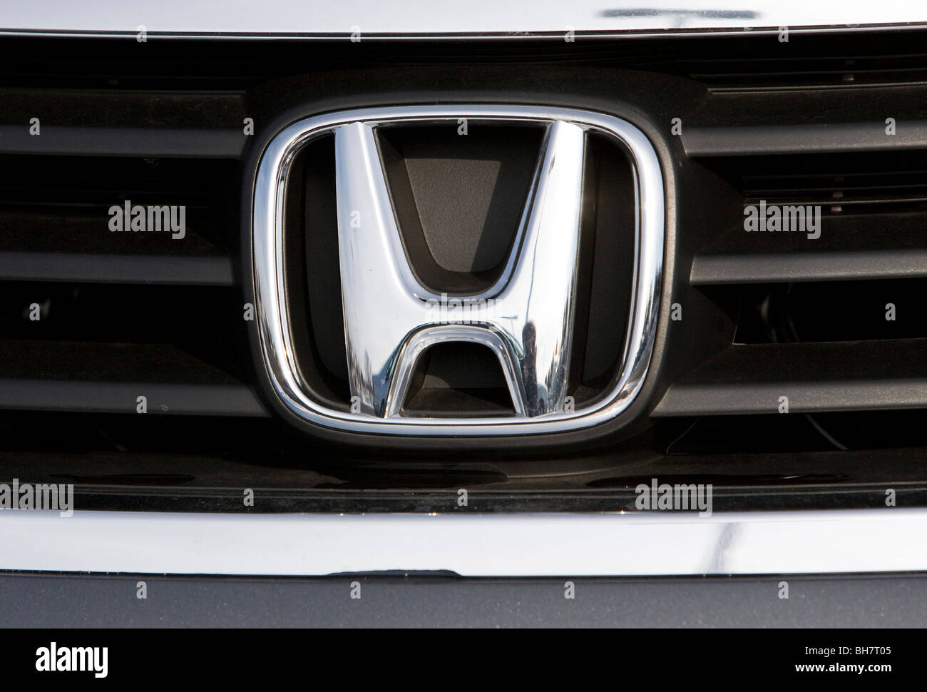 Voitures alignées à un concessionnaire automobile Honda. Banque D'Images Voitures alignées à un concessionnaire automobile Honda. Banque D'Images