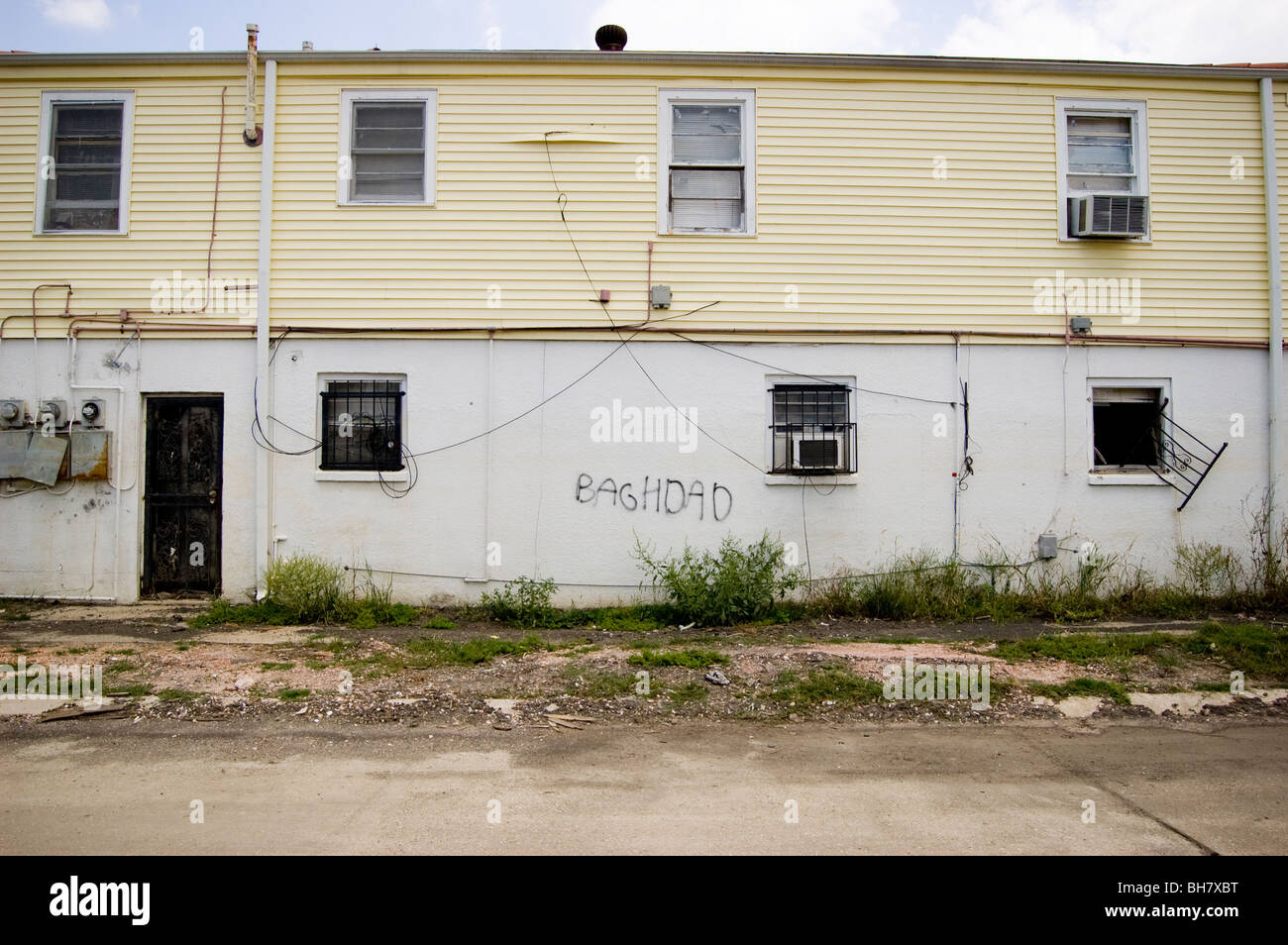 'Bagdad' est peint à la bombe sur une maison, 9 mois après l'inondation par l'ouragan Katrina, Ninth Ward, New Orleans, LA, USA. Banque D'Images