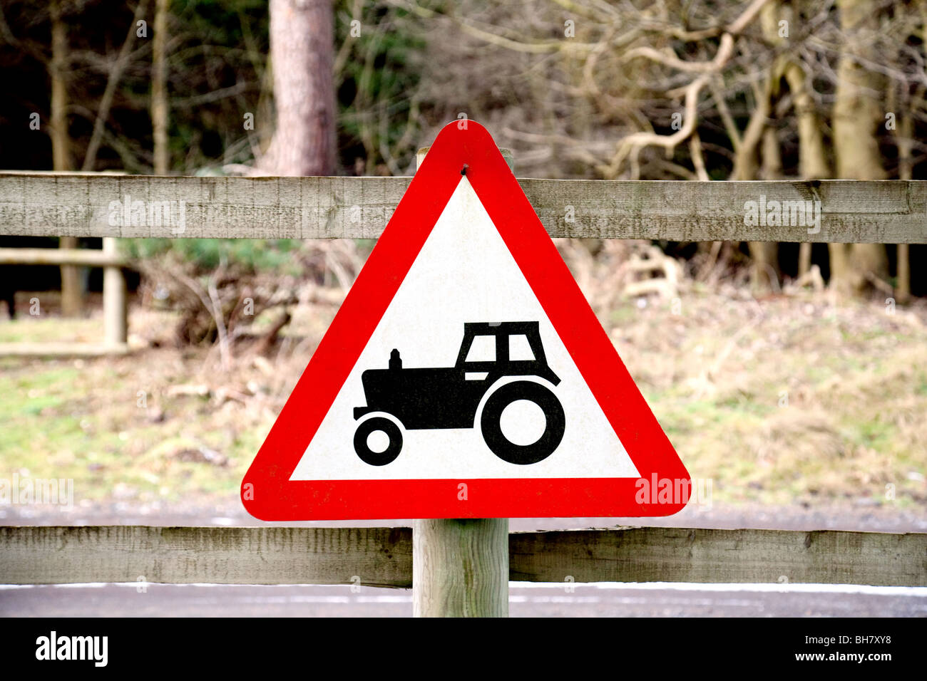 Un triangle rouge signe pour un tracteur, la forêt de Thetford Norfolk UK Banque D'Images