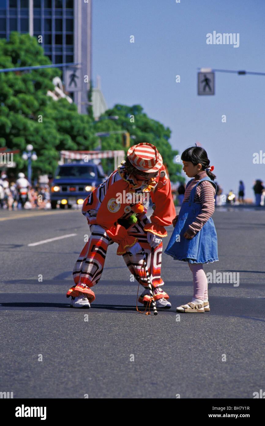 L'écoute de clown fille pendant le défilé de Victoria, Victoria, Colombie-Britannique, Canada Banque D'Images