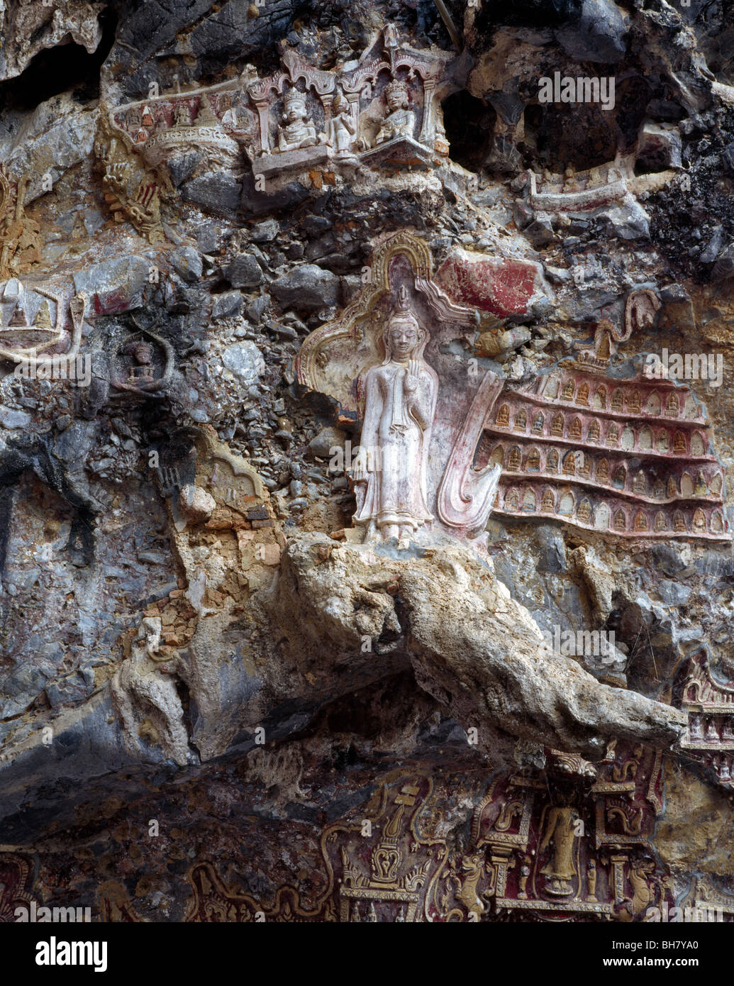 Sculptures sur roc à l'intérieur de Kawgun Grotte, originaire du 15e siècle Banque D'Images