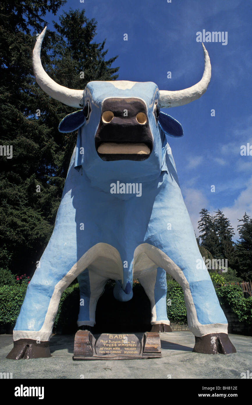 Blue Ox bébé statue à arbres de mystère, Klamath, California Banque D'Images