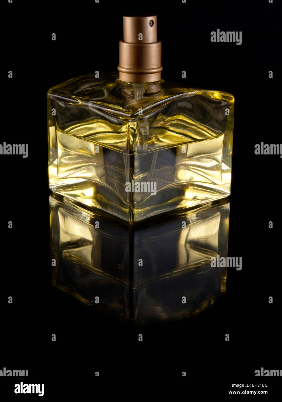 Récipient en verre parfum or sur noir Banque D'Images