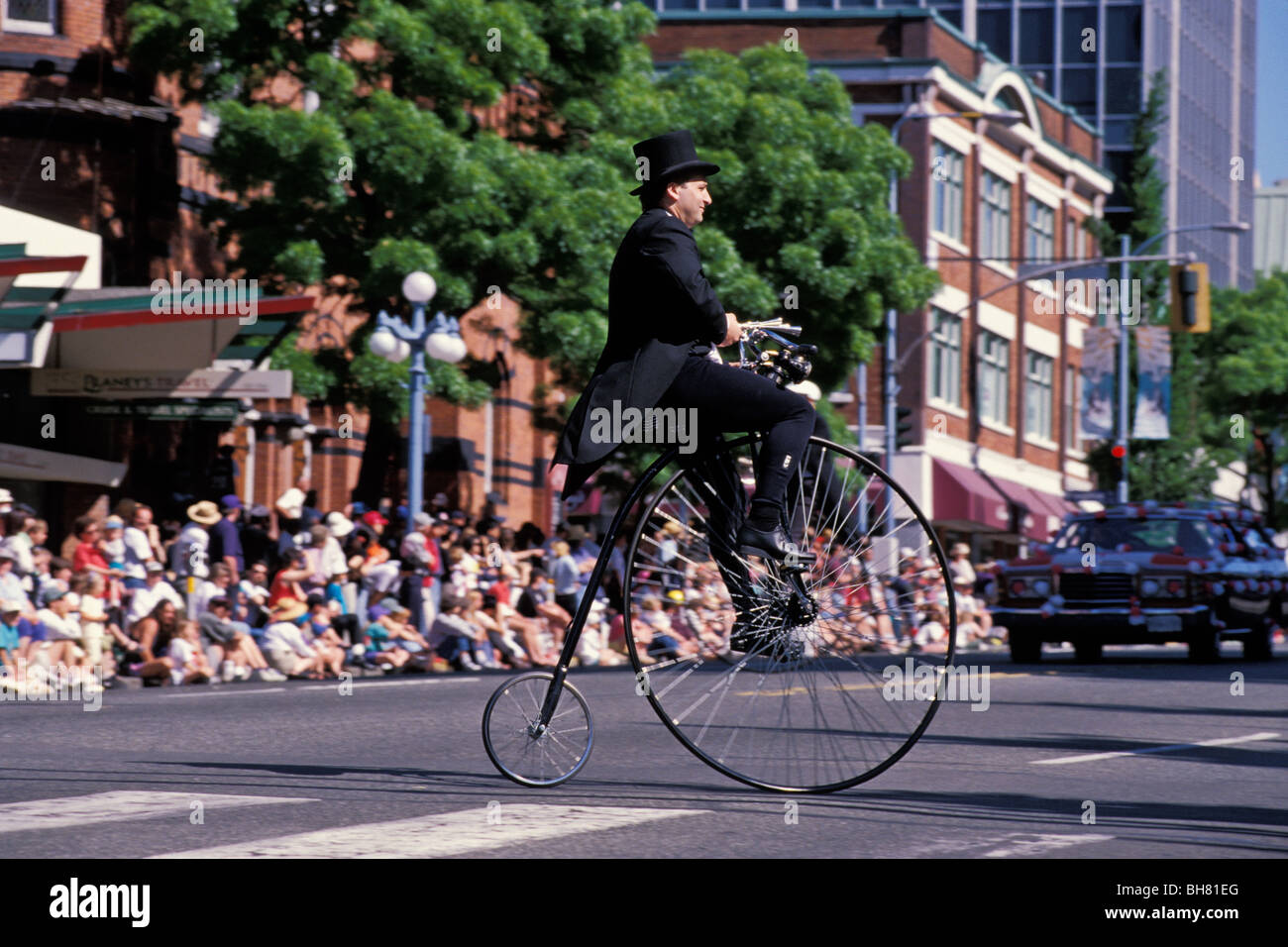 Man riding bicycle vélocipède, défilé de jour de Victoria, Victoria, Colombie-Britannique, Canada Banque D'Images