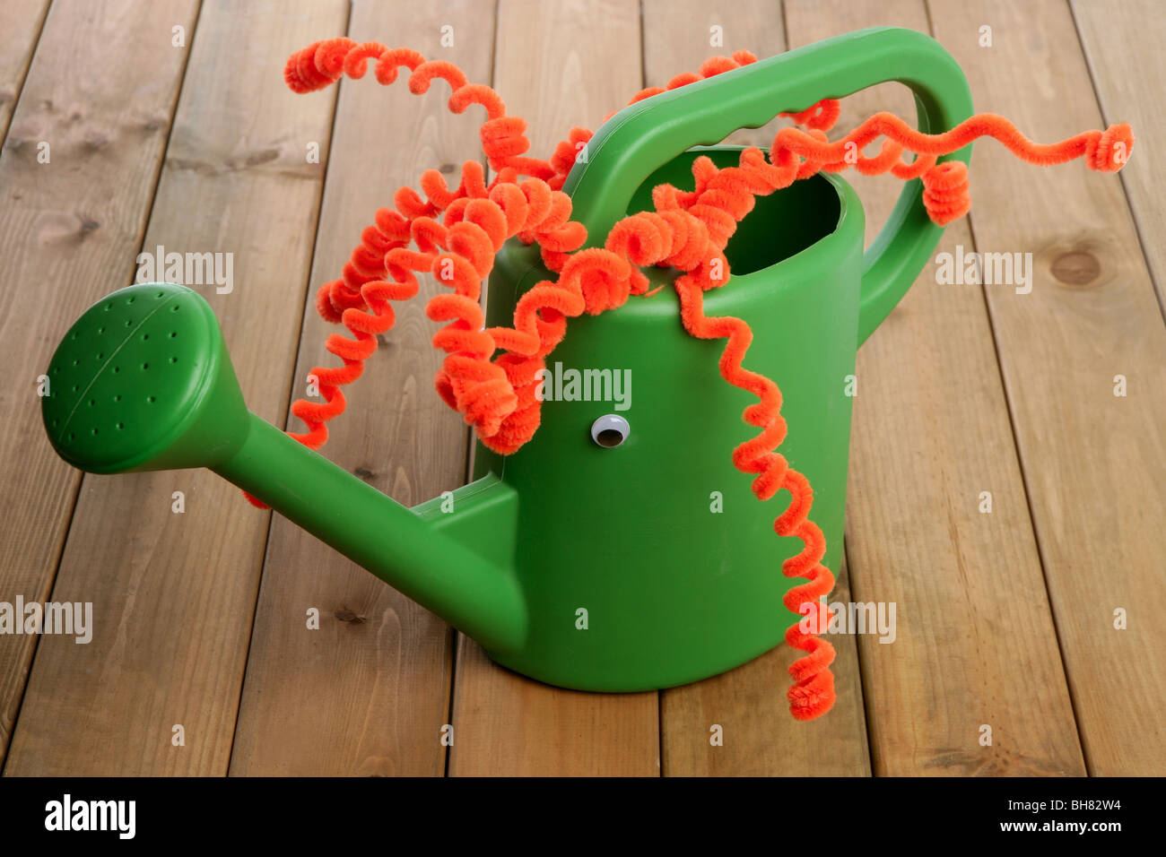 Le jardin fait main différents pouvez toy visage et cheveux rouge drôle Banque D'Images