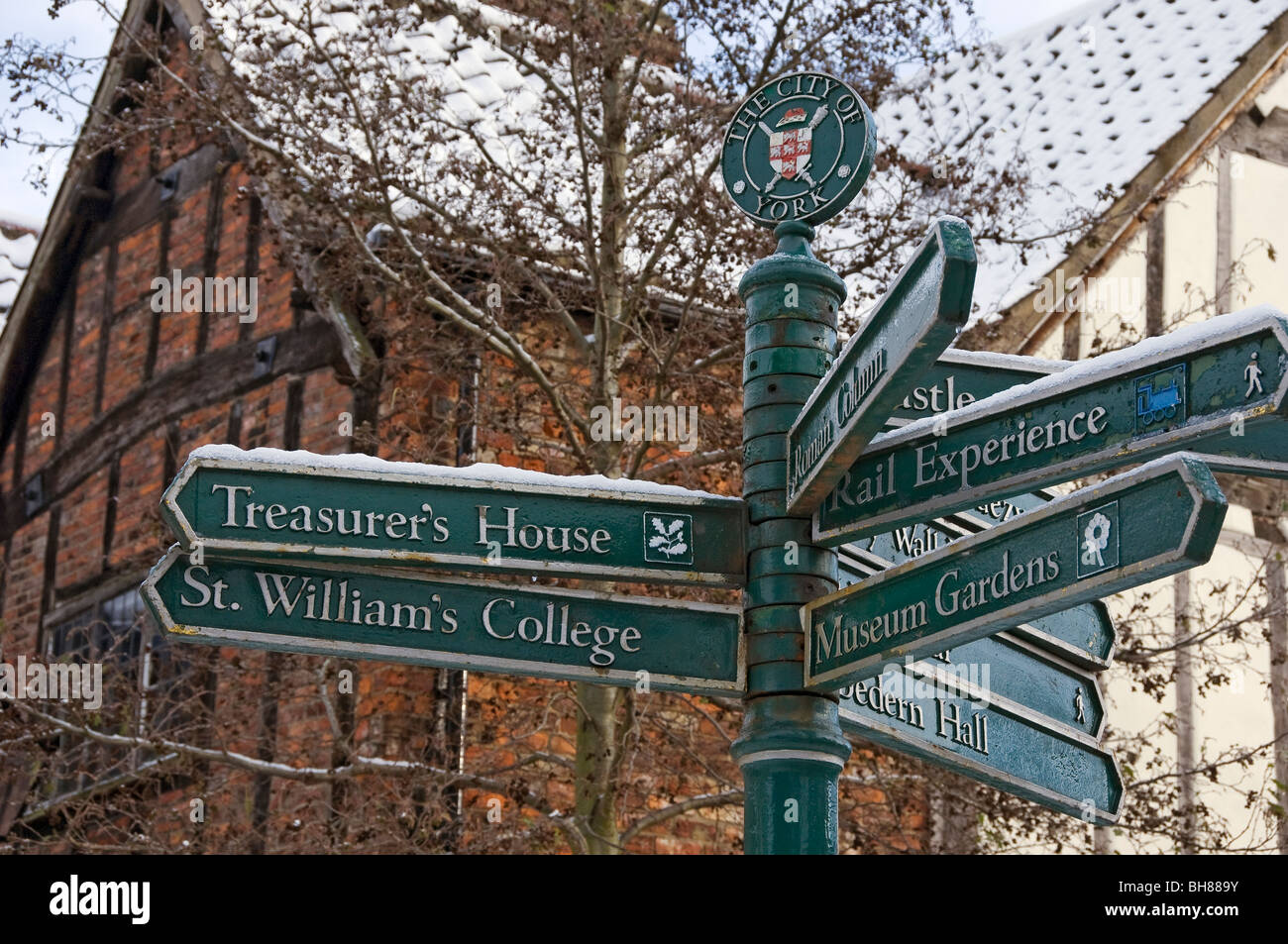 Gros plan des panneaux d'information touristique à Winter York North Yorkshire Angleterre Royaume-Uni GB Grande-Bretagne Banque D'Images