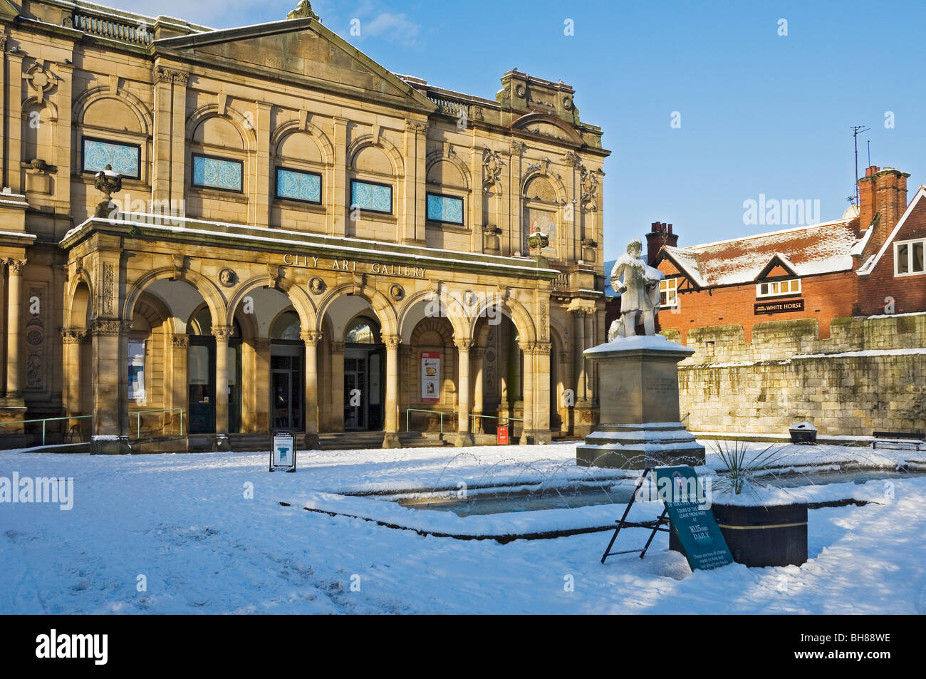 City Art Gallery in Winter weather exposition Square York North Yorkshire Angleterre Royaume-Uni Grande-Bretagne Banque D'Images