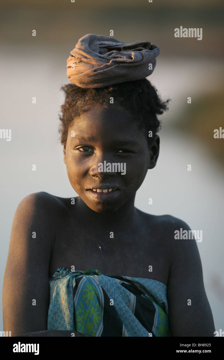 Adolescente angolais avec l'amorti sur sa tête pour faire quelque chose. Banque D'Images