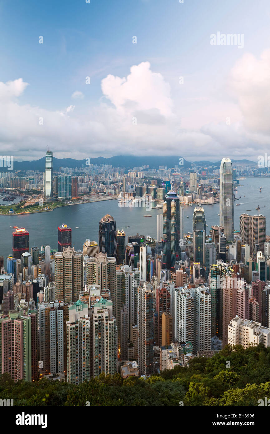 La Chine, Hong Kong, Victoria Peak. Vue sur Hong Kong depuis le Victoria Peak. L'horizon lumineux de Central se trouve en dessous du pic Banque D'Images