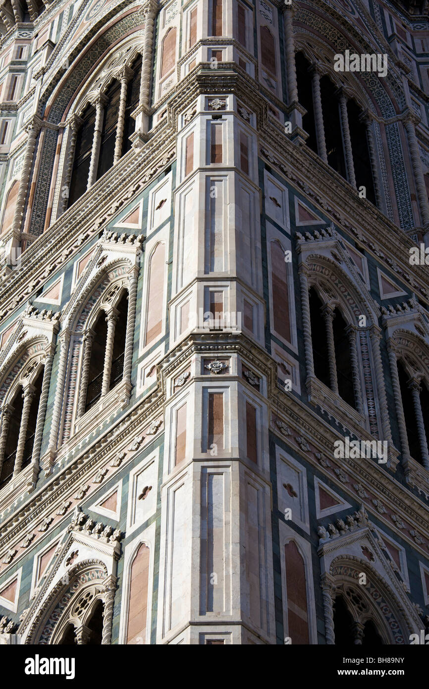 Voir à jusqu'à Giotto's Campanile (clocher de Giotto) sur la Piazza del Duomo, Florence, Italie Banque D'Images