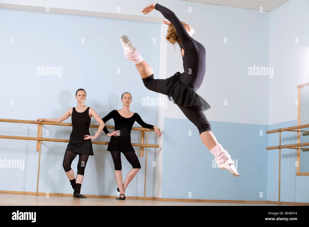 Une ballerine en sautant dans les airs que deux autres femmes rechercher sur Banque D'Images