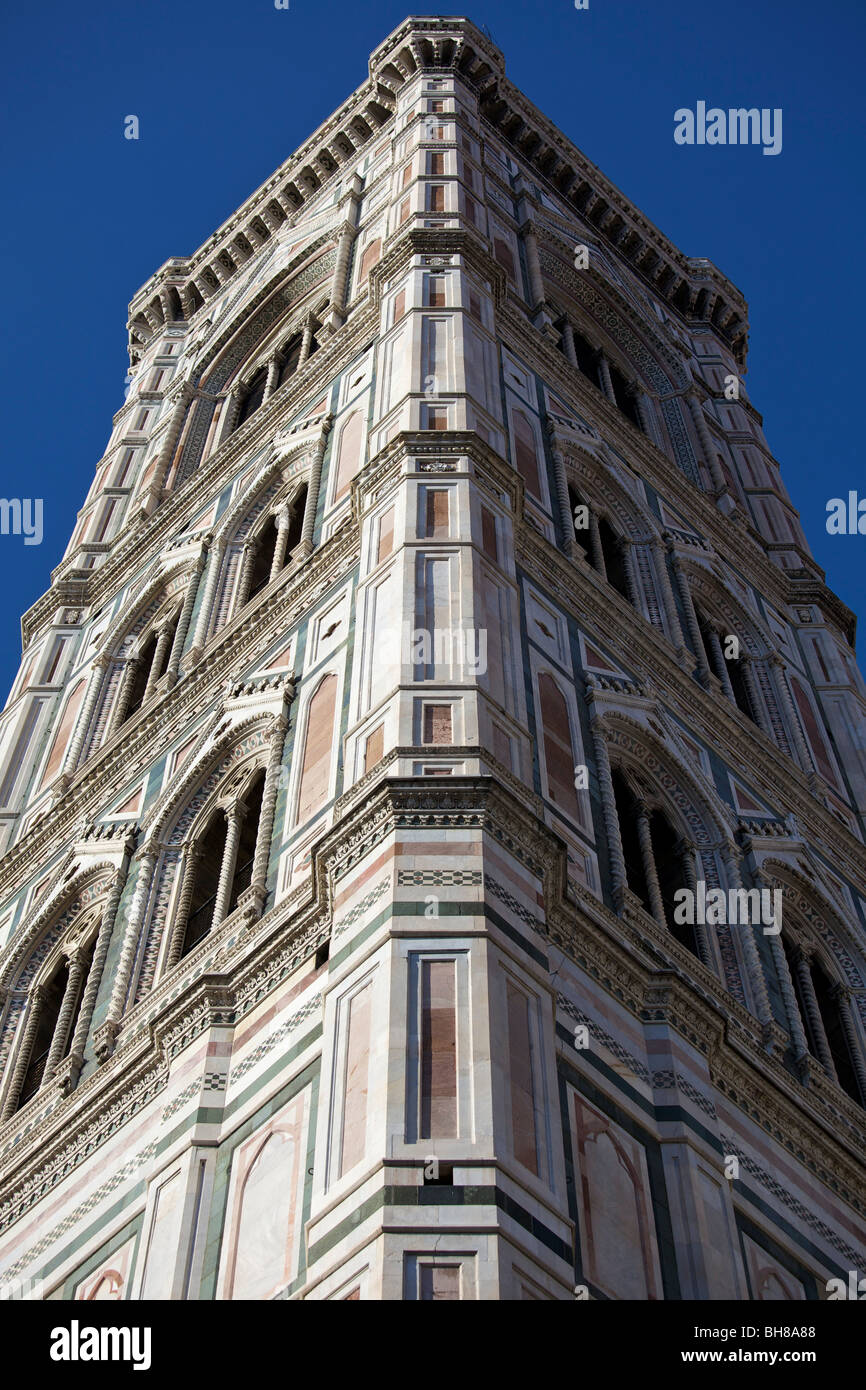 Voir à jusqu'à Giotto's Campanile (clocher de Giotto) sur la Piazza del Duomo, Florence, Italie Banque D'Images