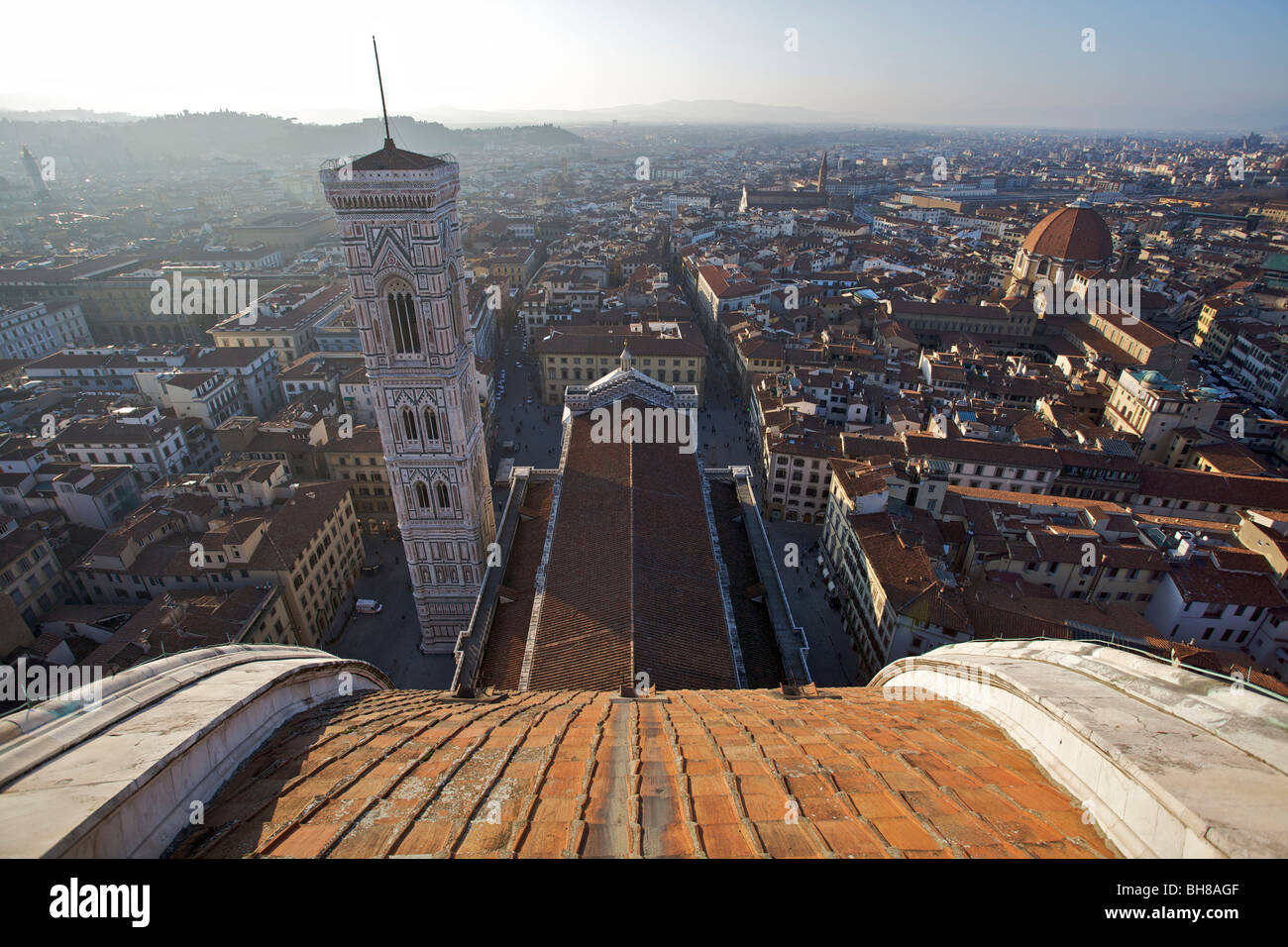 Regarder sur Giotto's Campanile (clocher de Giotto) sur la Piazza del Duomo, Florence, Italie Banque D'Images