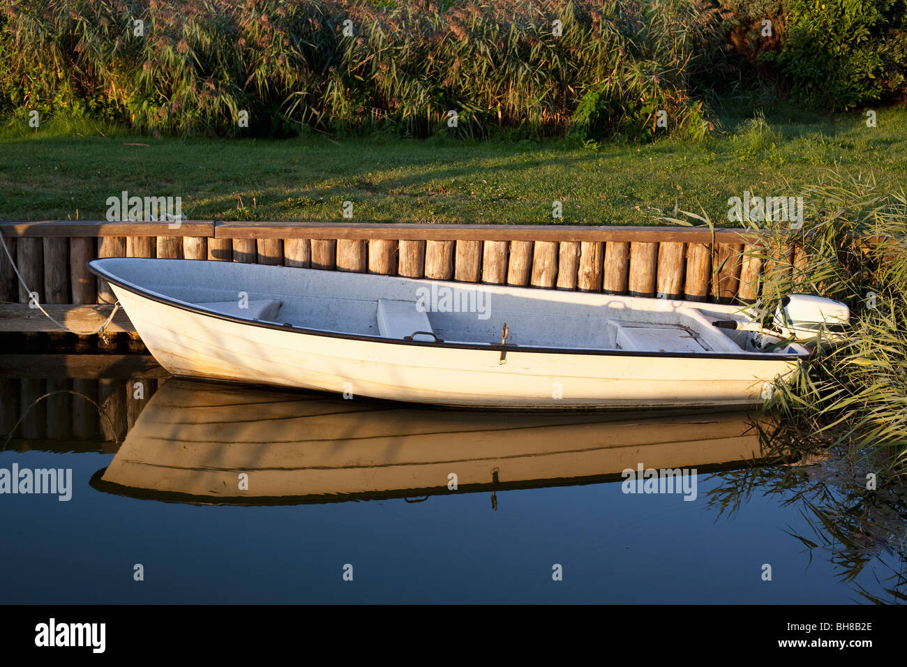 Un moteur hors-bord bateau de pêche amarré à un quai Banque D'Images